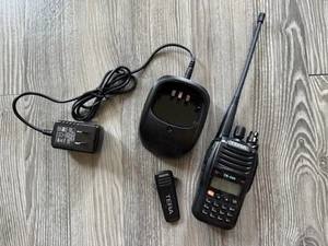 Tera TR-590 Ręczne radio komercyjne, dwuzakresowe VHF / UHF z 16 kanałami - Zdjęcie 1 z 4
