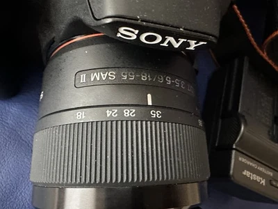 Cámara digital Sony Alpha SLT-A58 20,4 MP SLR y lente Sony 18-55 mm Foto 1 de 4