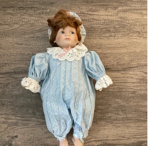 Muñeca de porcelana vintage - cara dañada - Imagen 1 de 6