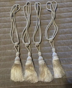 Corbata de lujo para cortinas blanca 14” adornada con gota - Imagen 1 de 11