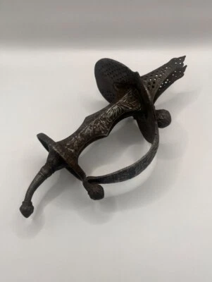 Антикварная рукоять могольского меча с эмалированной краской сверху ручки. - Изображение 1 из 3