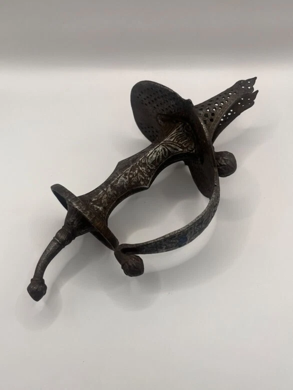 Антикварная рукоять могольского меча с эмалированной краской сверху ручки. - Изображение 1 из 3