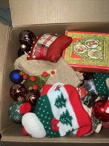 Vintage Lot Of Various Christmas Decor (13 X 10 X 5) - Picture 1 of 9