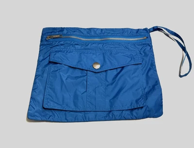 Muñequera/bolsa Burberry de nailon azul con cremallera con bolsillo a presión forro a cuadros Foto 1 de 4