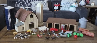Vintage Ertl Toy Farm & Country Large Lot of Fencing, Animals, People, Buildings - Image 1 of 4