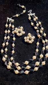 Vintage NACHLASS JAPAN HALBFARBENE KUNSTPERLEN MEHRSTRANGIGE HALSKETTE UND CLIP-ON-OHRRINGE - Bild 1 von 5