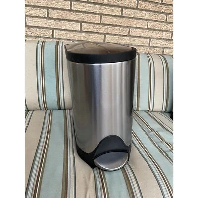 Cubo de basura de pedal humano simple nuevo sin etiquetas Foto 1 de 4