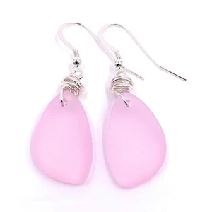 Orecchini in vetro marino rosa dolce con nodo fatto a mano su ganci argento sterling - Foto 1 di 7