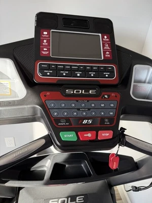 Sole Fitness F85 折叠跑步机带防滑垫 — 第 1/2 张图片