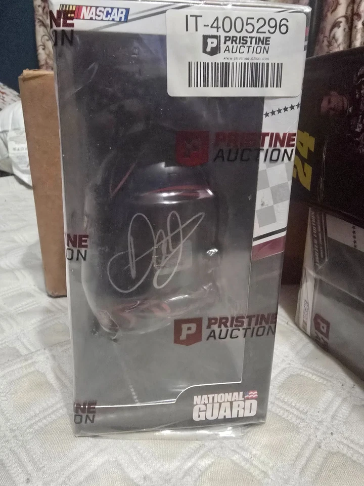 Minicasco limitado de la Guardia Nacional Dale Earnhardt Jr. NASCAR #88 (holograma y certificado de autenticidad) Foto 1 de 3