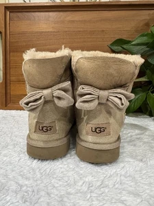 UGG Mujeres 7 Mini Bailey Bow II Castaño Marrón Tostado Bota Corta Sin Cordones Forrada de Piel - Imagen 1 de 14
