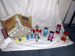 LIL BRATZ Sno Fun Ski Lodge Ice Skating Doll Playset House 2004 Retired - Picture 1 of 14