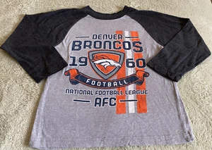 Denver Broncos Football Boys Gray Orange Raglan Long Sleeve Shirt 8-10 - Foto 1 di 9
