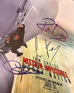 Jeremy Renner & Simon Pegg & Rebecca Ferguson FIRMADO Misión Imposible 8x10 Certificado de Autenticidad - Imagen 1 de 1