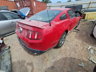 Used Rear Bumper Assembly Rear fits: 2010 Ford Mustang Base V6 single exhaust Re Foto 1 de 4