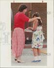 1989 Press Photo Joyce Garza comforts Guadalupe Ramirez outside Dowling School