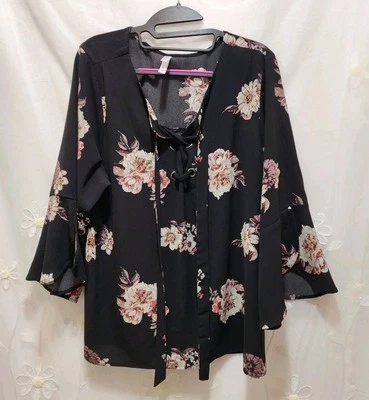 Xhilaration Mujer 1X Blusa Negra Oscura Floral Manga Campana Con Cordones Cuello Hada  Foto 1 de 4