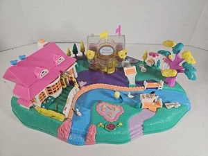 Vintage Polly Pocket Magical Movin’ Pollyville Boutique 1996 fast komplett - Bild 1 von 6