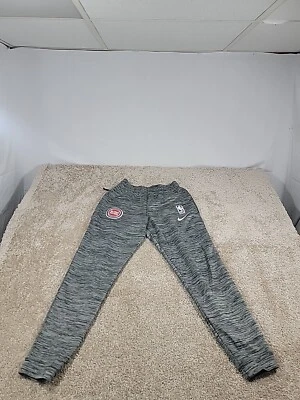 Calça de Moletom Nike NBA Detroit Pistons Player Team Issue Warm Up Tamanho XS - Imagem 1 de 4