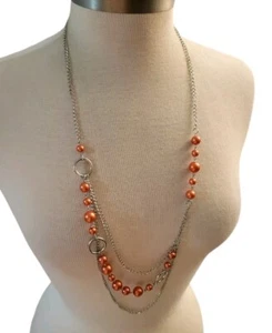 Cadena multicapa tono plateado con collar de perlas de imitación naranja 36" de largo - Imagen 1 de 6