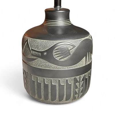 Lámpara de mesa estilo nativo americano negra sobre negra Avanyu serpiente de agua Foto 1 de 4