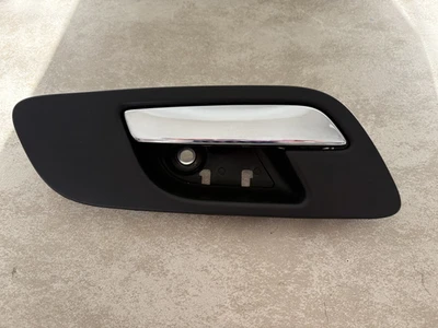 Maçaneta de porta GM 2007-14 OEM preta ébano interior frontal esquerda cromada 22855606 - Imagem 1 de 3