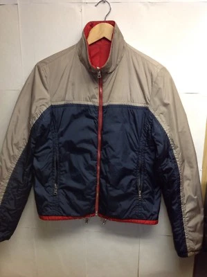 PRADA МУЖСКОЙ КРАСНЫЙ, СИНИЙ + СЕРЫЙ, ДВУСТОРОННИЙ, ВЕТРОВКА КУРТКА США XS IT 46 - Изображение 1 из 4