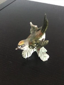 Göbel Goldhähnchen auf Tannenzweig Vogel Figur - Bild 1 von 3