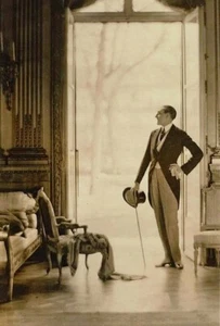 1923 Französischer Herr Portrait stehend bei offener Tür Gay Man's Collection 4x6 - Bild 1 von 1