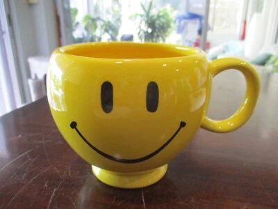 Teleflora BE HAPPY AMARILLO ENORME TAZA DE CAFÉ CERÁMICA CARA SONRIENTE Foto 1 de 4
