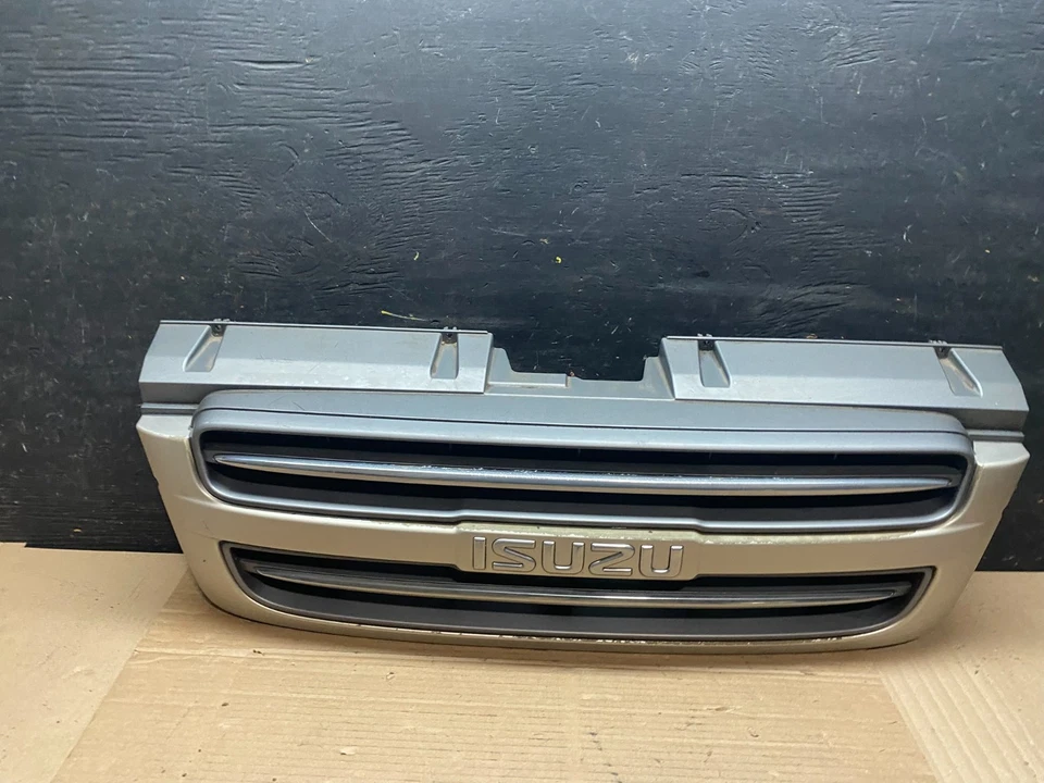 Parrilla superior delantera Isuzu Trooper 1998 1999 OEM U7584 DG Foto 1 de 4