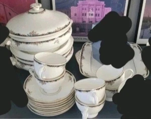 WEDGWOOD OSBORNE - 2 TUREENS 6 TEA CUPS & SAUCERS and SANDWICH PLATE - Picture 1 of 2