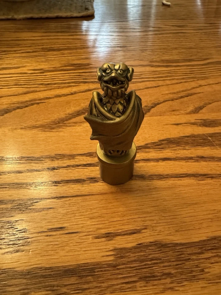 Estatua de gárgola dorada post fantasma de Disney Foto 1 de 1