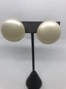 VINTAGE MARVELLA FAUX PEARL CLIP ON EARRINGS - Picture 1 of 4