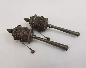 Antica coppia di ruote per preghiera tibetane con pietre turchesi e corallo epoca '900 - Foto 1 di 7