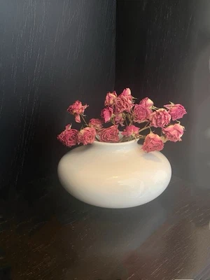 Jarrón de porcelana minimalista, diseño moderno con forma redondeada, aplanada blanco Foto 1 de 3