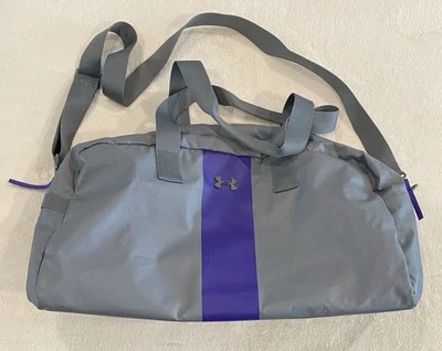 Bolsa de viagem Under Armour cinza com listras roxas - Imagem 1 de 4