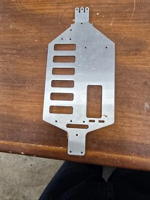 Chasis desnudo RC18T (aluminio cepillado) Foto 1 de 2