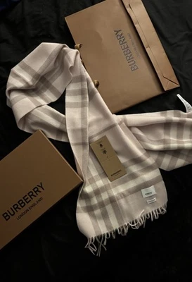 Bufanda de cachemir Burberry The Classic a cuadros - blanca/rosa Foto 1 de 4