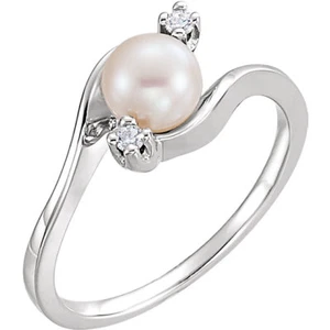 Anillo de derivación de perlas y diamantes cultivados Akoya en oro blanco de 14 K - Imagen 1 de 2