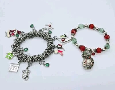 NAVIDAD Pulsera Elástica Lote de 2 Dijes Vacacionales Rojo y Verde Cuentas Tono Plata Foto 1 de 4