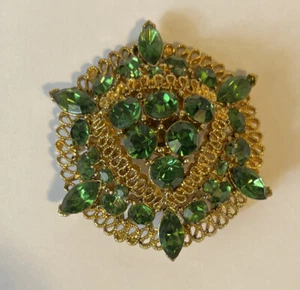 Vintage LISNER Dome Brooch Pin Gold Tone Filigree Emerald Glass Stones Marked - Picture 1 of 7