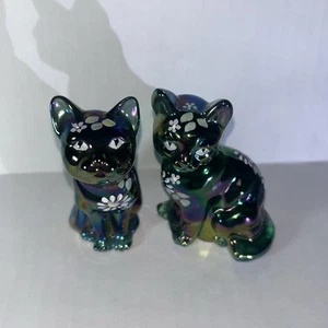 Fenton irisierende Katzenfiguren Set handbemalt S Schäfer Blumen Glas 4 Zoll - Bild 1 von 13