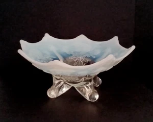 Opalisierende Glas-Bonboniere mit Fuß und geprägtem Paisleymuster milchig weiß/blau - Bild 1 von 12
