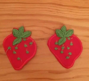 2 VINTAGE ROTE ERDBEERE APPLIKATIONEN BASTELN KOSTENLOSER VERSAND - Bild 1 von 2