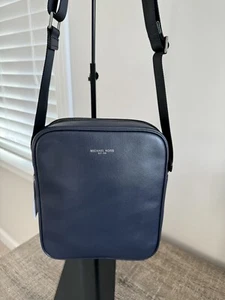 NWT Michael Kors Men’s WARREN Medium Flight Bag Leather Crossbody Navy - Picture 1 of 11