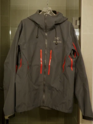Arc'teryx Alpha Jacket Men’s L/G GoreTex - Image 1 of 4