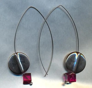 Orecchini ad amo acciaio CCB e cubi fuchsia Swarovski - Foto 1 di 1