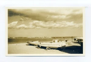 Nantucket MA 1930 a 1950 RPPC foto postal, barcos en tierra - Imagen 1 de 2