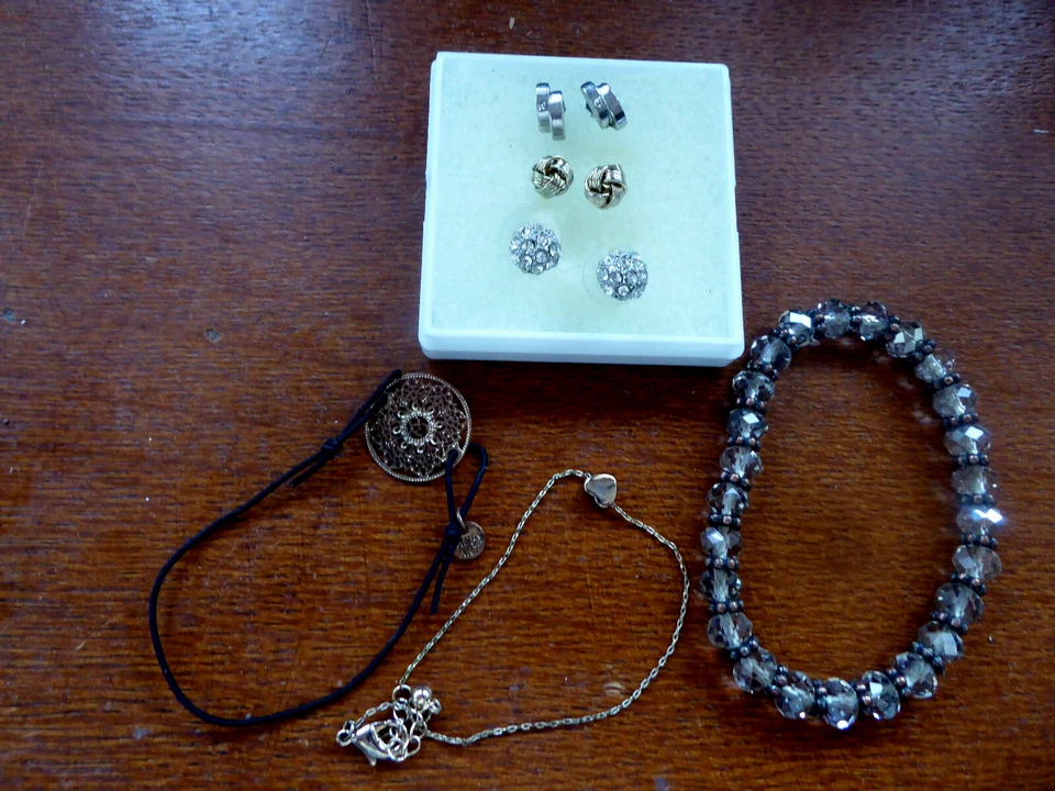 Konvolut Schmuck 3 Armbänder 3 Ohrstecker - Bild 1 von 1